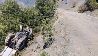 Amasya'da trakt&ouml;r şarampole yuvarlandı: 1 &ouml;l&uuml;, 3 yaralı