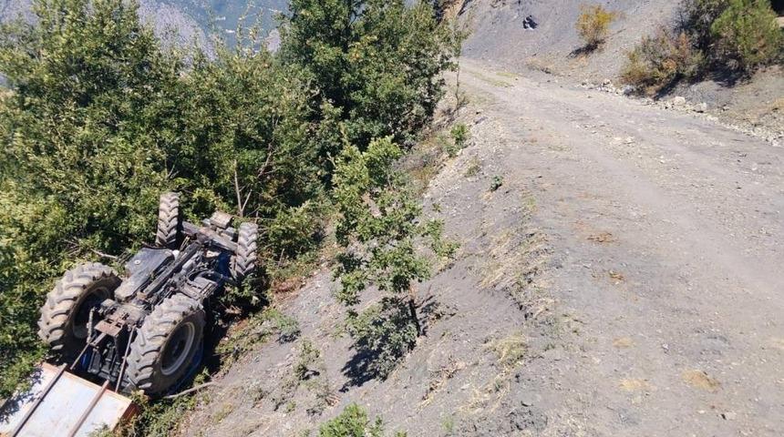 Amasya'da trakt&ouml;r şarampole yuvarlandı: 1 &ouml;l&uuml;, 3 yaralı