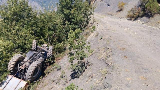 Amasya'da traktör şarampole yuvarlandı: 1 ölü, 3 yaralı
