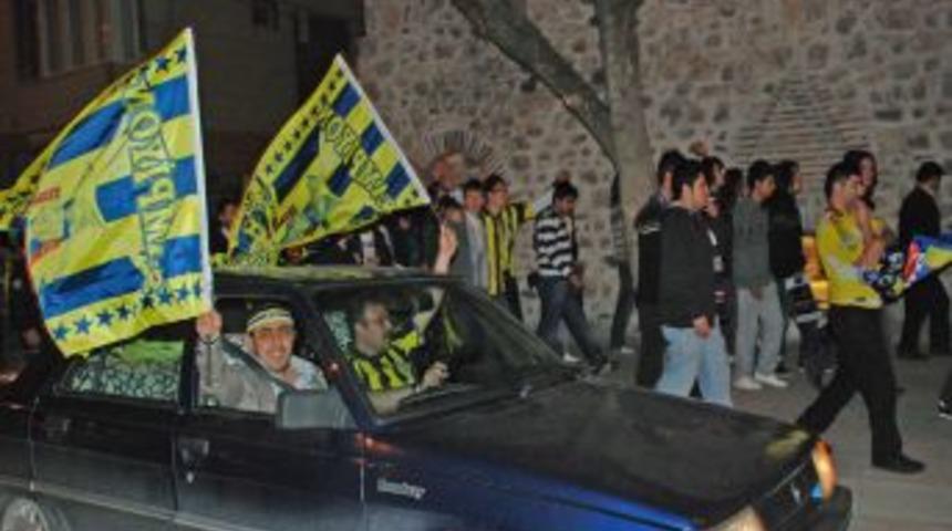 Şampiyonluğu korna &ccedil;alarak kutlayanlara 4 bin 950 TL ceza kesildi