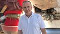 Dev ar� kovan�nda bal �retip yoldan ge�enlere da��t�yor!