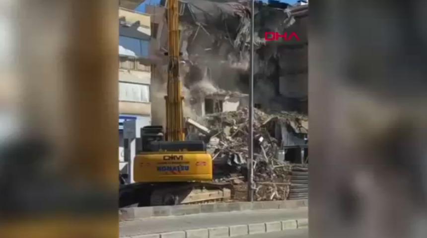Aydın'da panik anları! 5 katlı bina yıkım sırasında bir anda &ccedil;&ouml;kt&uuml;