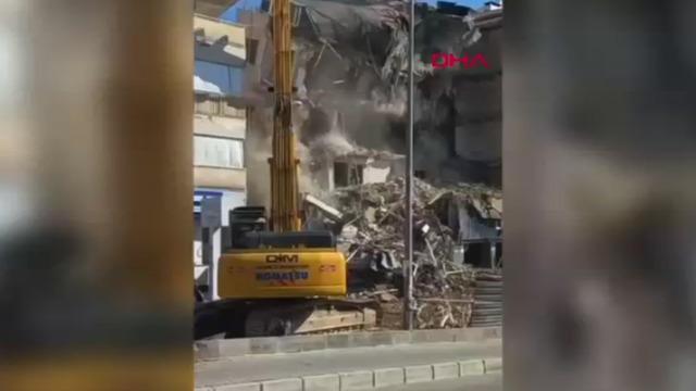 Aydın'da panik anları! 5 katlı bina yıkım sırasında bir anda çöktü