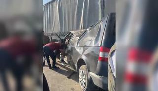 Şanlıurfa&rsquo;da trafik kazası! Minib&uuml;s, TIR&rsquo;a arkadan &ccedil;arptı: 2 &ouml;l&uuml;, 2 ağır yaralı