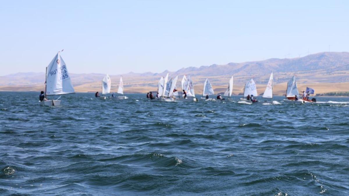 Bozkırın ortasında yelken heyecanı: Hirfanlı Baraj Gölü genç sporcuları ağırlıyor 1