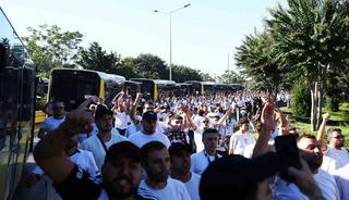 Beşiktaş taraftarı stada geldi