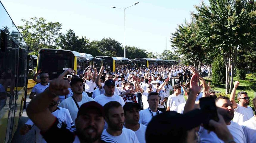 Beşiktaş taraftarı stada geldi