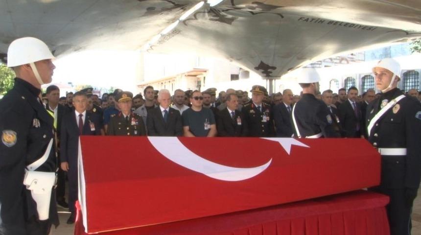 Esenyurt&rsquo;ta denetim sırasında şehit olan polis memuru son yolculuğuna uğurlandı