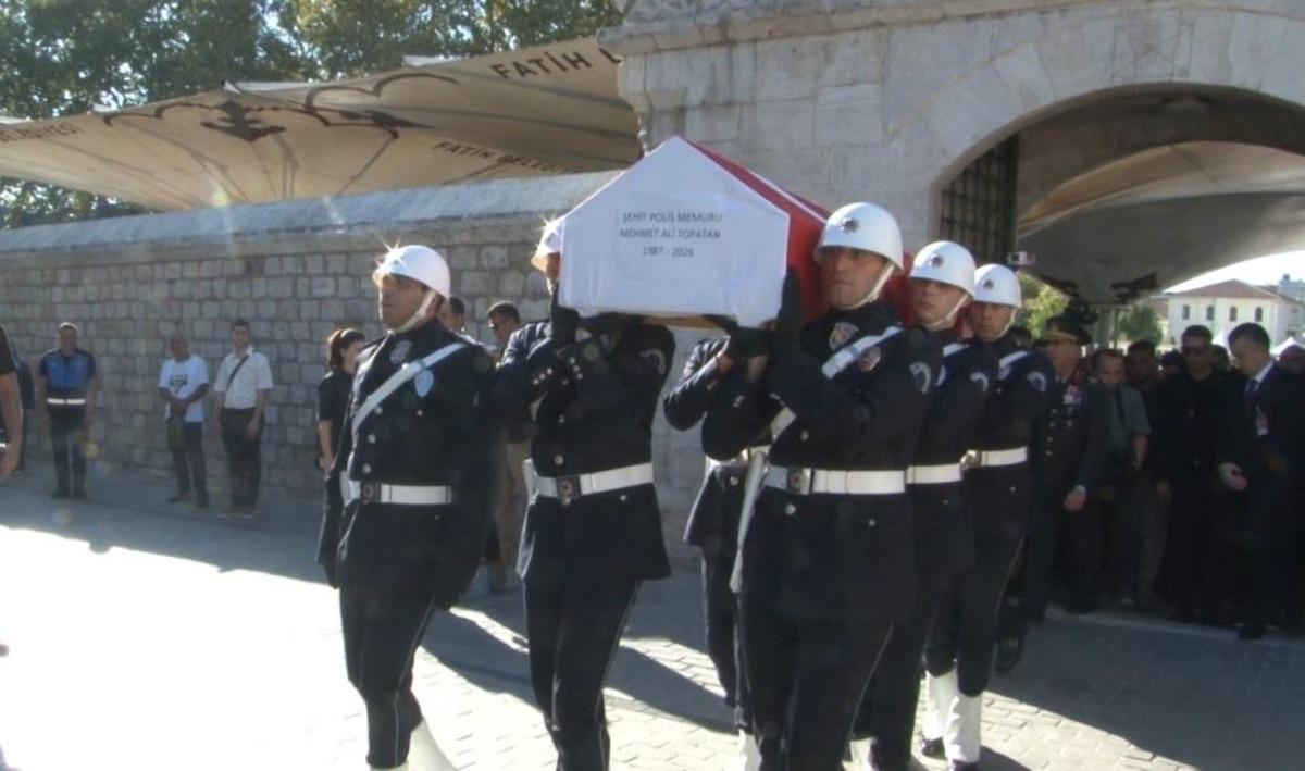 Esenyurt&rsquo;ta denetim sırasında şehit olan polis memuru son yolculuğuna uğurlandı 2