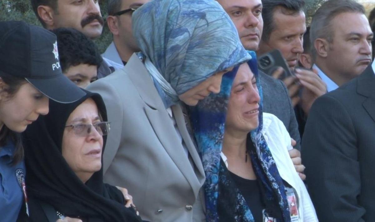 Esenyurt&rsquo;ta denetim sırasında şehit olan polis memuru son yolculuğuna uğurlandı 3