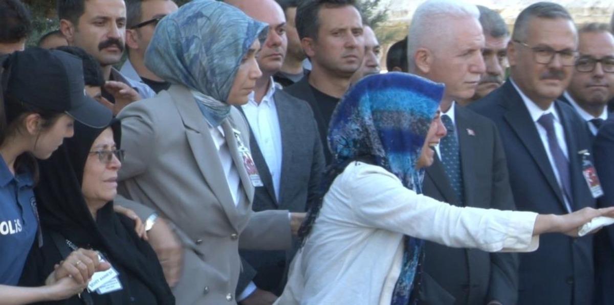 Esenyurt&rsquo;ta denetim sırasında şehit olan polis memuru son yolculuğuna uğurlandı 4