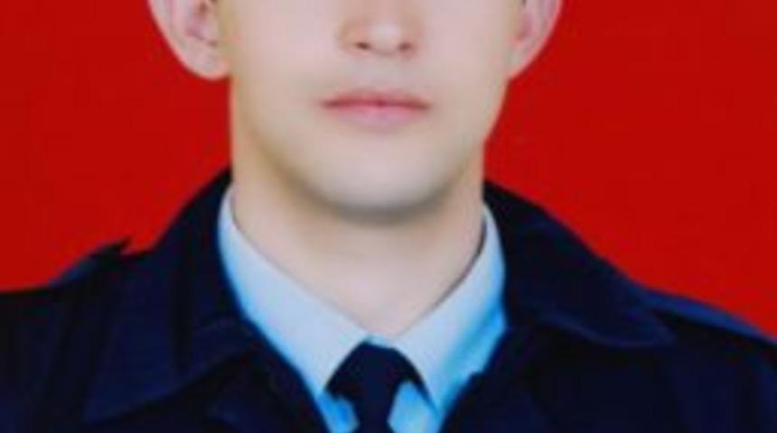 Kazada &ouml;len polisi, eşi ve oğlu kepiyle selam vererek uğurladı