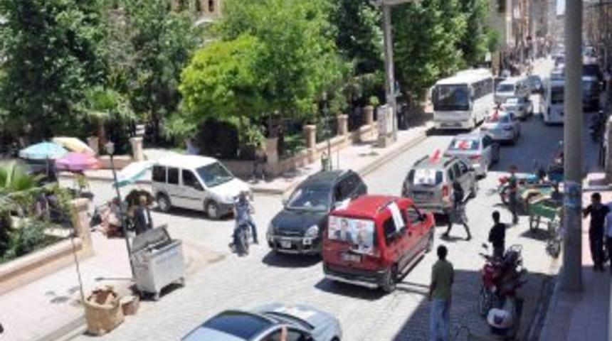 Nusaybin'de CHP konvoyuna taşlı saldırı