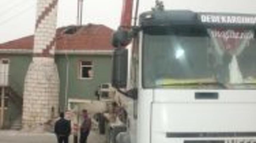 Beton d&ouml;kmek i&ccedil;in &ccedil;atıyı deldiler