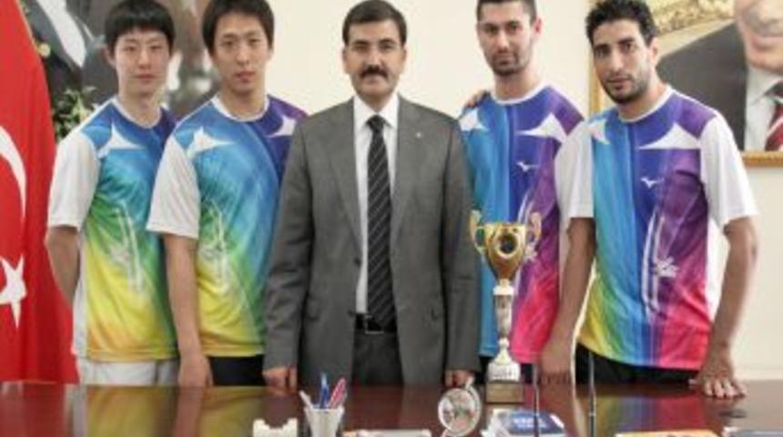 Başarılı tenis&ccedil;iler AK Parti'yi ziyaret etti