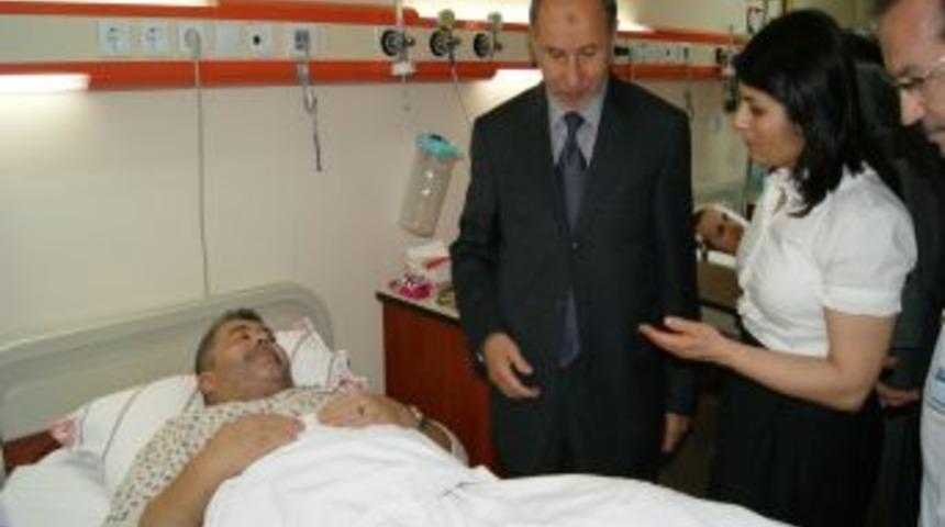Libya Ulusal Ge&ccedil;iş Konseyi Başkanı, hastanelerdeki vatandaşlarını ziyaret etti