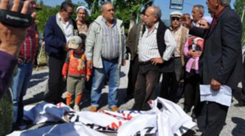 Köyü karıştıran pankart