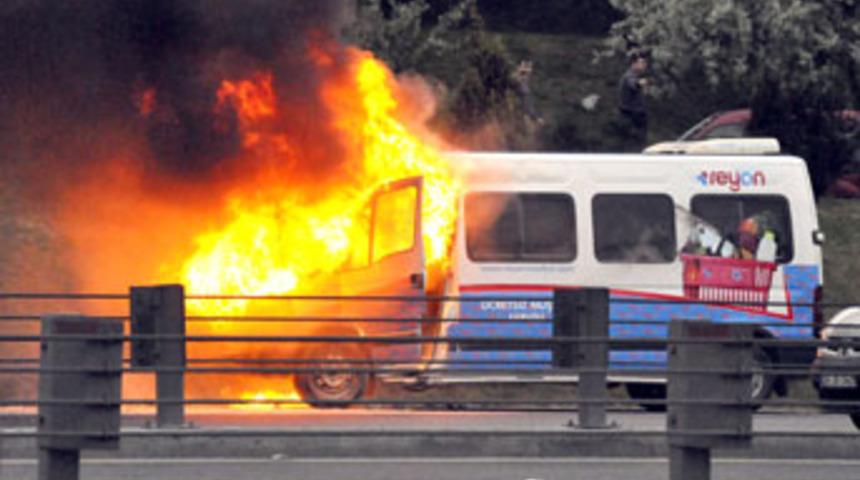 Ey&uuml;p'te minib&uuml;s yangını