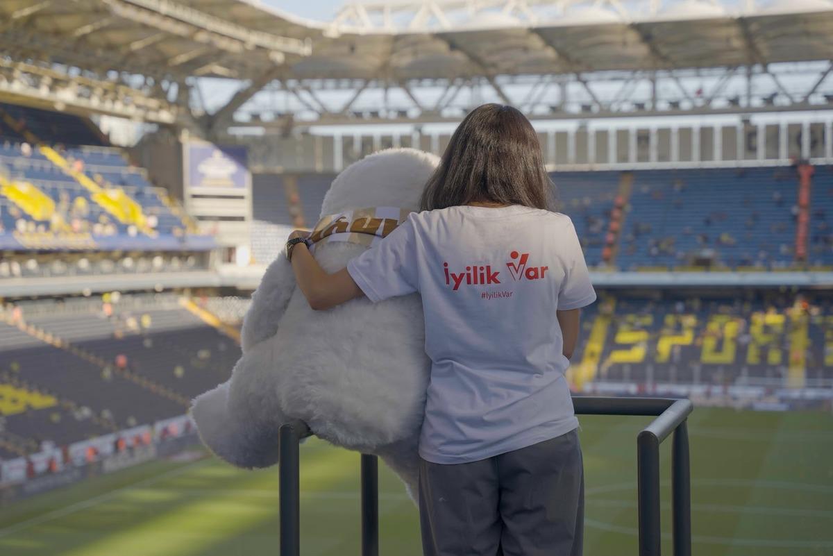 Dev derbide “İyilik Var” mesajı: “Sahada rekabet var iyilikte hepimiz aynı takımdayız” 9