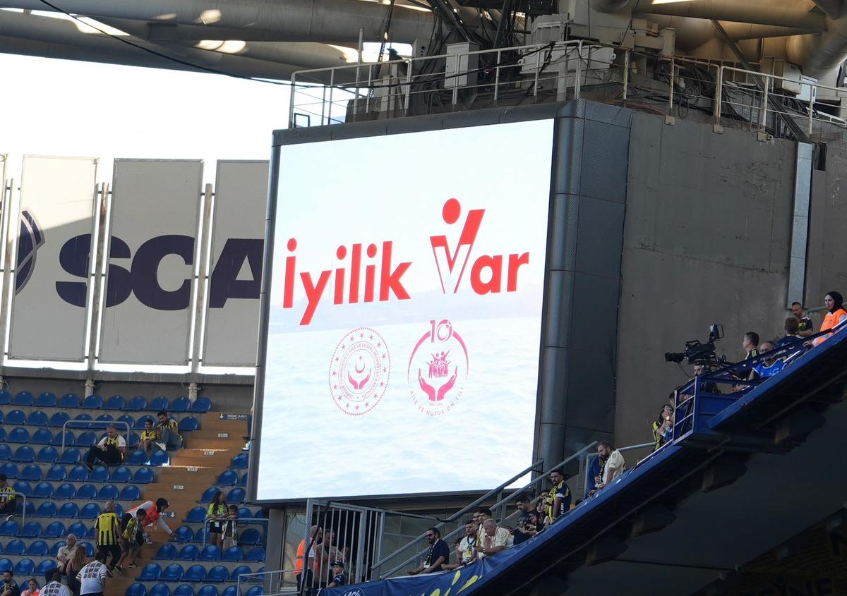 Dev derbide “İyilik Var” mesajı: “Sahada rekabet var iyilikte hepimiz aynı takımdayız” 2