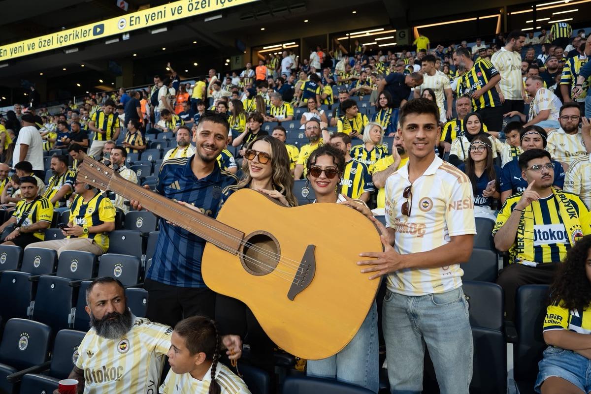 Dev derbide “İyilik Var” mesajı: “Sahada rekabet var iyilikte hepimiz aynı takımdayız” 15