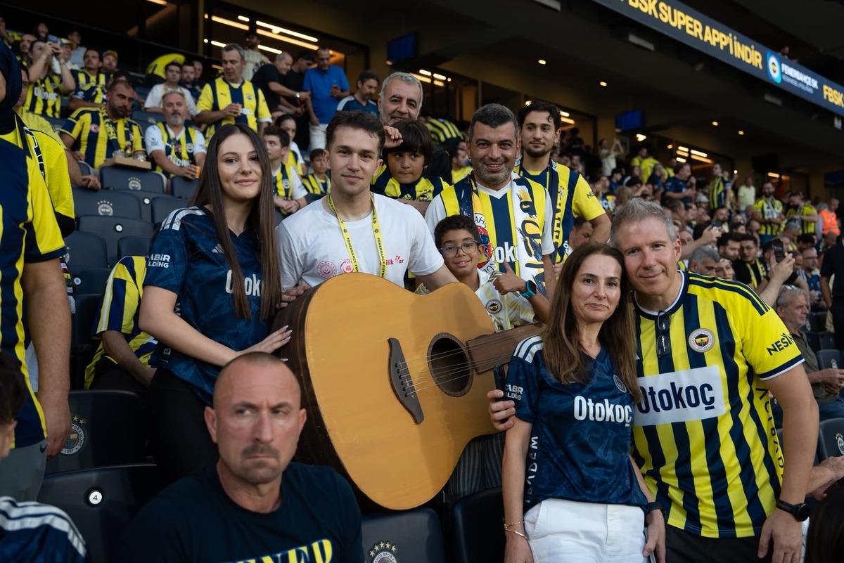 Dev derbide “İyilik Var” mesajı: “Sahada rekabet var iyilikte hepimiz aynı takımdayız” 19