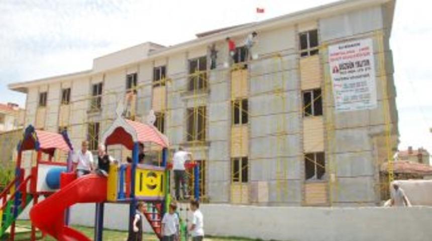 İnşaat iskelesi &uuml;zerinde saygı duruşu ve İstiklal Marşı'na eşlik ettiler