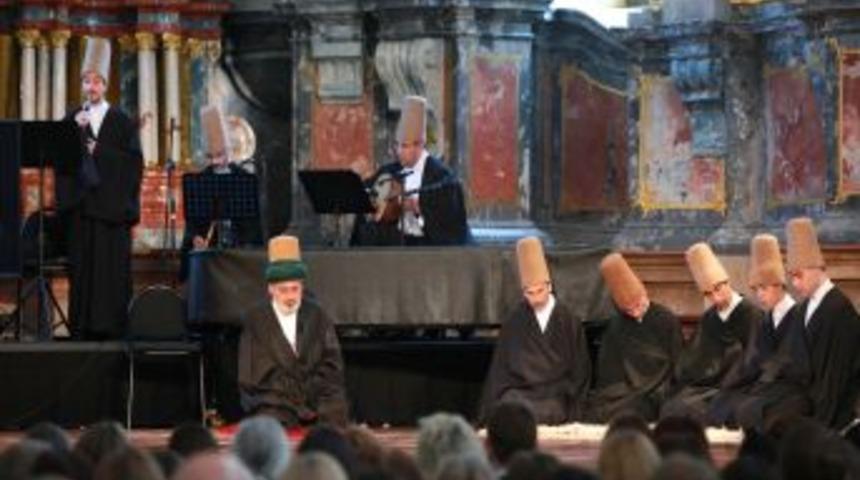 Kilisede ger&ccedil;ekleştirilen Sema ayini b&uuml;y&uuml;k ilgi g&ouml;rd&uuml;