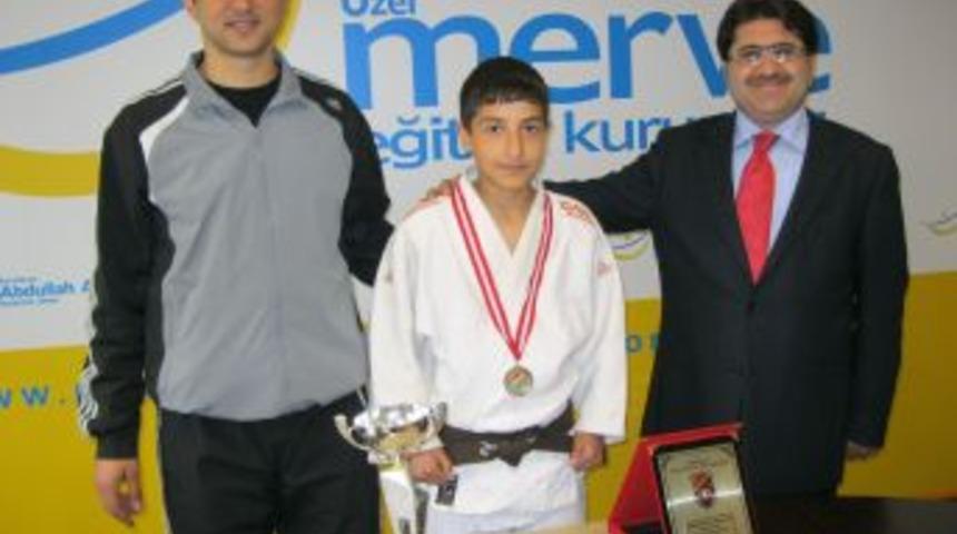 Konyalı &ouml;ğrenci judoda T&uuml;rkiye şampiyonu oldu
