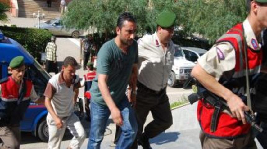 Kozan'da AK Parti konvoyuna saldırı d&uuml;zenlendi