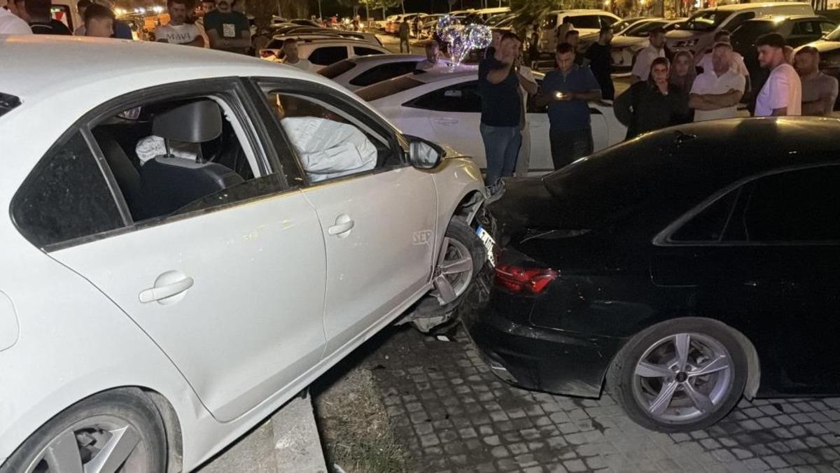Kontrolden çıkan otomobil park halindeki araca çarptı: 5 yaralı 1