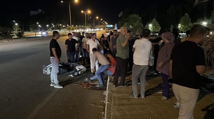 Kontrolden &ccedil;ıkan otomobil park halindeki araca &ccedil;arptı: 5 yaralı