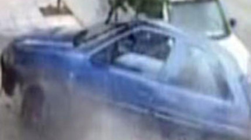 Otomobil kaldırıma böyle çıktı