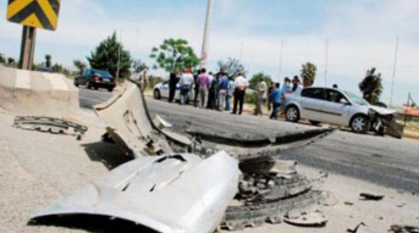 Kamyon otomobile &ccedil;arptı; 6 yaralı