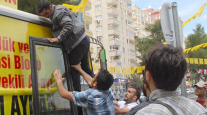 Aday otobüsünde PKK marşı