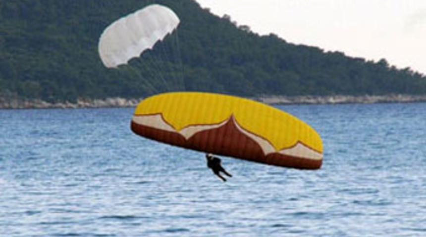 Paraşütçüler denize çakıldı