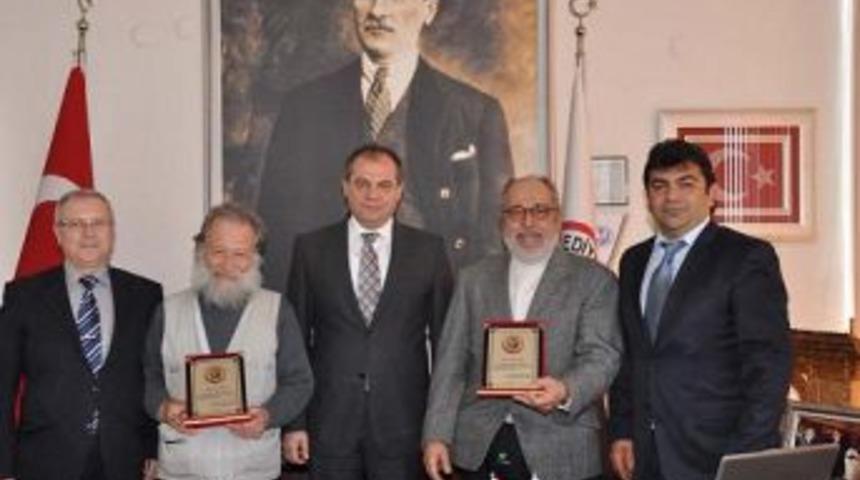 J&uuml;rilere plaket verildi