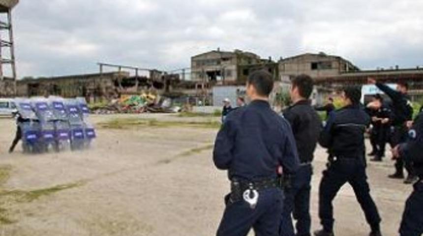 &Ccedil;evik kuvvet zabıtayı taşladı