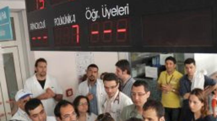 Asistan doktorlar hastane i&ccedil;inde eylem yaptı, hastalar tepki g&ouml;sterdi