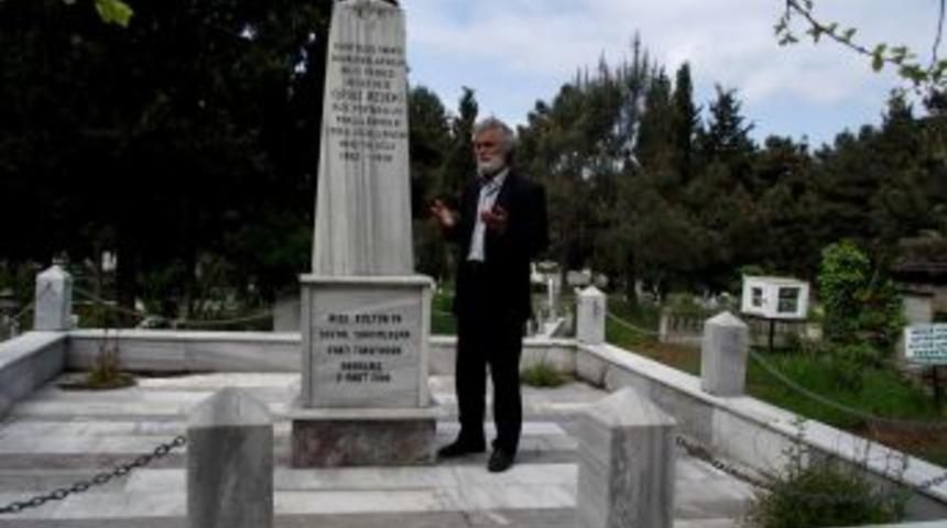 &Uuml;nl&uuml; akt&ouml;r &Ccedil;akır, İpsiz Recep&rsquo;in mezarını ziyaret etti