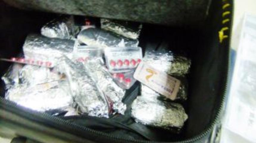 Yolcu bagajında bin 450 adet ka&ccedil;ak hap ele ge&ccedil;irildi