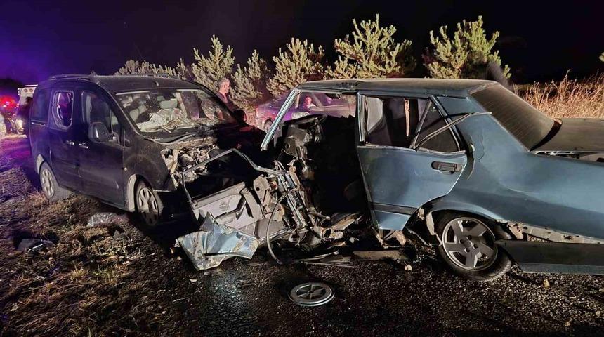 Yozgat'ta otomobil ve hafif ticari ara&ccedil; &ccedil;arpıştı! 1 &ouml;l&uuml;, 2 yaralı