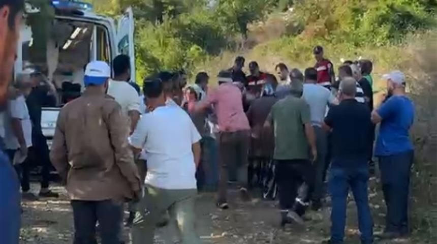 Devrilen trakt&ouml;r&uuml;n altında kalarak yaşamını yitirdi