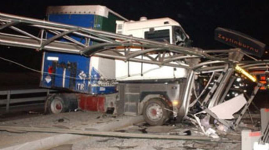 TIR metrob&uuml;s durağına daldı