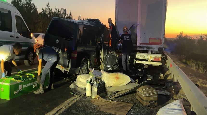 Şanlıurfa&rsquo;da minib&uuml;s, TIR&rsquo;a arkadan &ccedil;arptı: 2 &ouml;l&uuml;, 2 ağır yaralı
