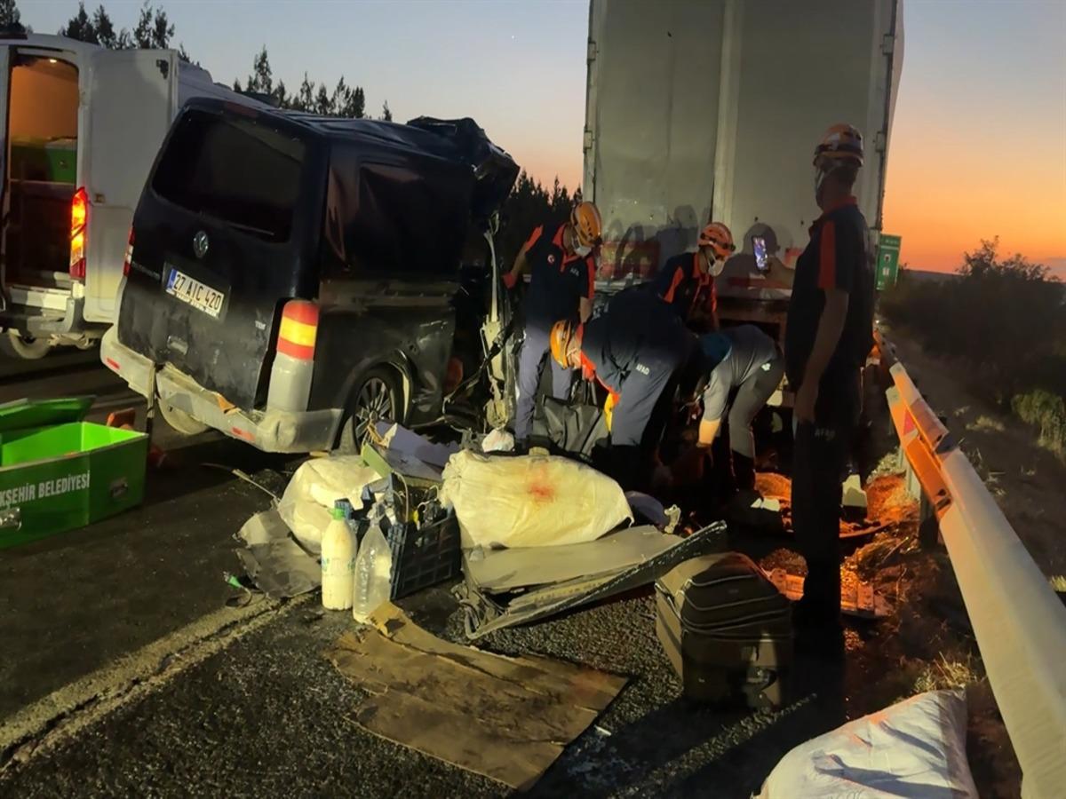 Şanlıurfa’da minibüs, TIR’a arkadan çarptı: 2 ölü, 2 ağır yaralı 1