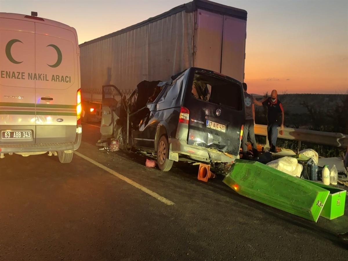 Şanlıurfa’da minibüs, TIR’a arkadan çarptı: 2 ölü, 2 ağır yaralı 2