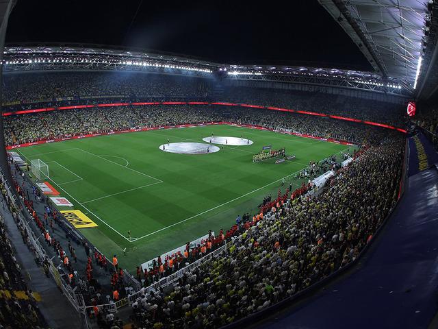 Fenerbah&ccedil;e-Beşiktaş derbisinde acı olay! Taraftar hayatını kaybetti