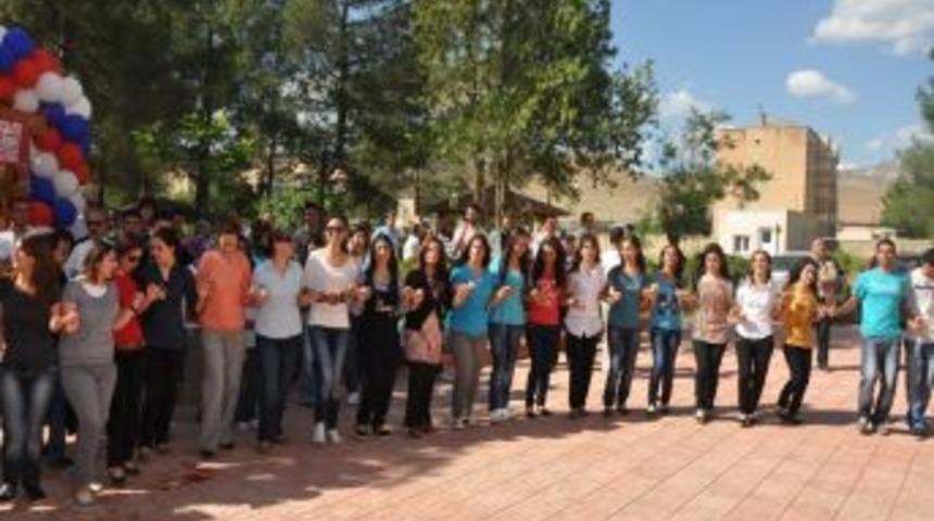 AK Parti adayı G&uuml;ler, Artuklu &Uuml;niversitesi'nde gen&ccedil;lerle halay &ccedil;ekti