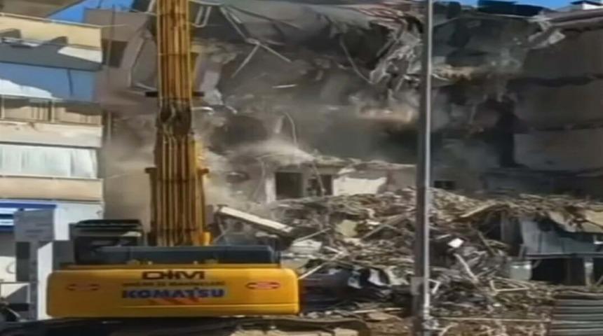 Kuşadası&rsquo;nda 5 katlı bina yıkım sırasında &ccedil;&ouml;kt&uuml;